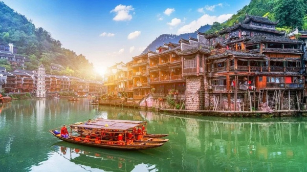 Đặt khách sạn ở Trương Gia Giới và Phượng Hoàng Cổ Trấn nên chọn khu nào?