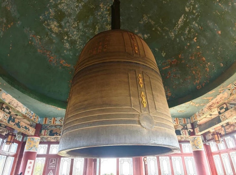 Chuông đồng cổ trong lầu chuông tại Kim Điện