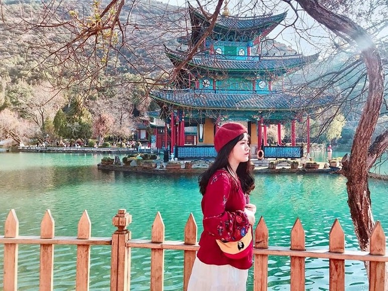  Khách du lịch dạo bộ quanh khu vườn Kim Điện