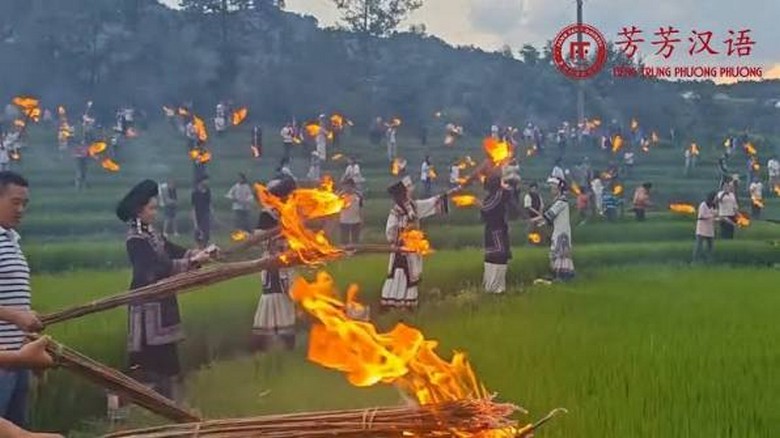 Người Sani trong trang phục truyền thống tại lễ hội Đuốc