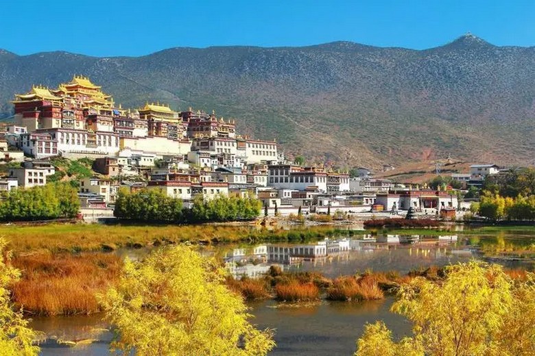 Thị trấn Shangri-La giữa núi non Tây Tạng